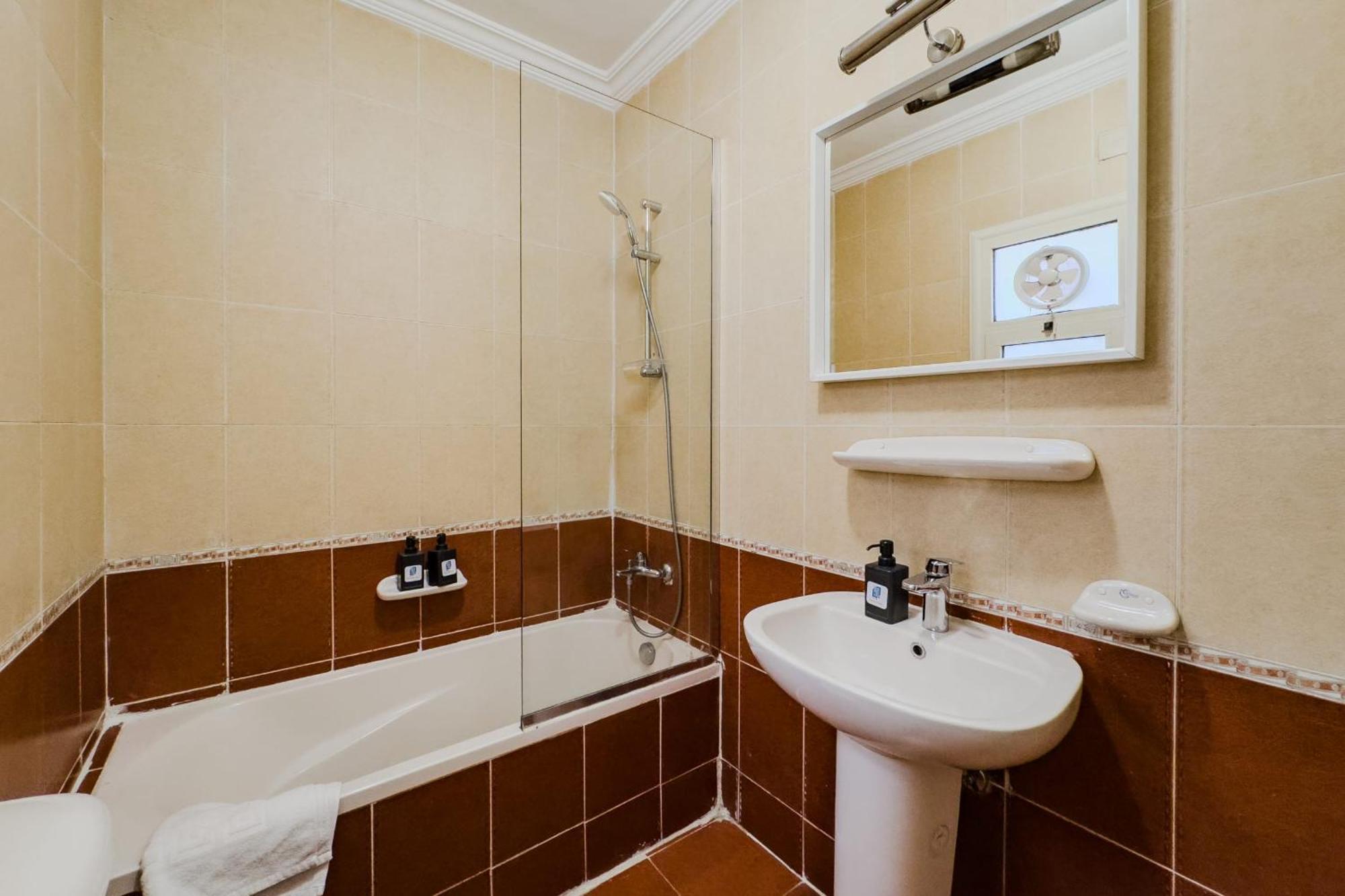 Distinct & Decent 2 Bdr Apt Steps From Nightlife And Airport Kairo Exteriör bild